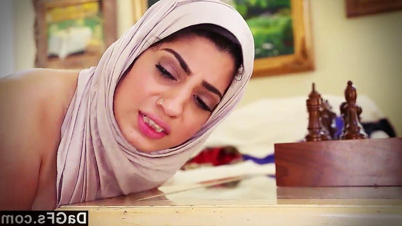 Arap Temizlikçi Kadını Arkadaşı Çok Sert Sikti