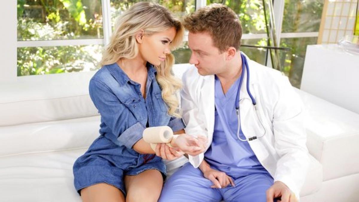 Genç Doktor Sarışın Hemşireyi Eve Attı