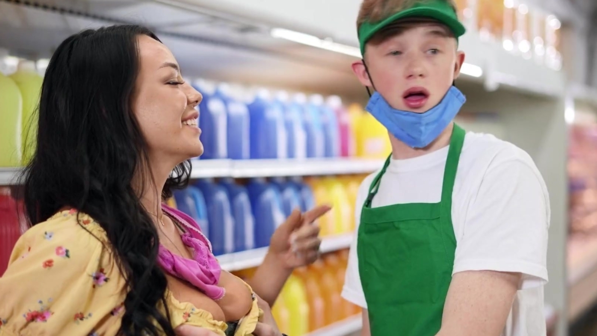 Milf Kadın Süpermarket Görevlisi Gençle Seks Yaptı