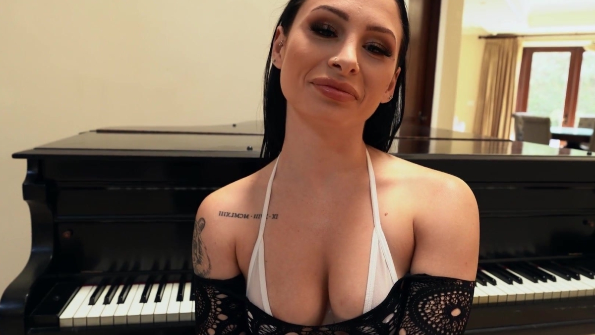 Esmer Adam Eve Gelen Genç Kızla Tutkuyla Sikişiyor