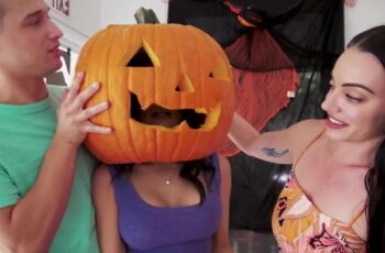 Cadılar bayramında iki güzel hatunla üçlü seks macerası