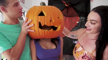 Cadılar bayramında iki güzel hatunla üçlü seks macerası