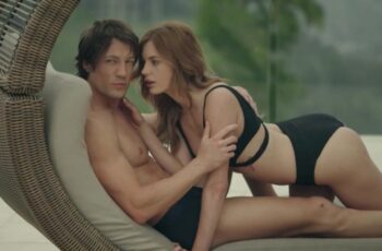 Model Kadın Lüks Evin Havuzunda Sıcak Temas