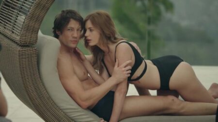 Model Kadın Lüks Evin Havuzunda Sıcak Temas